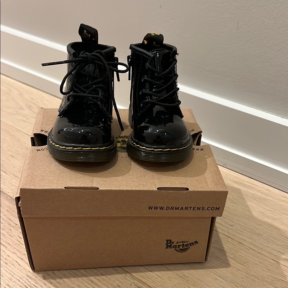 Dr. Martens baby patent leather “lamper” Black Boots baby size 4 new in box